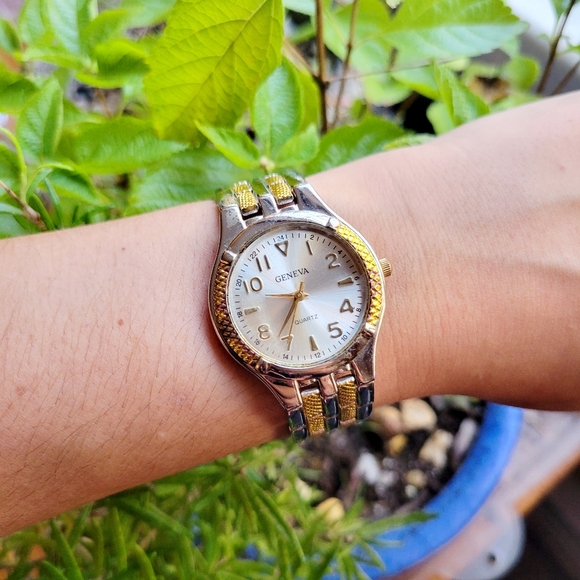 Vintage Geneva Quartz Classic Silver & Gold Womens Womans Round Analog Watch - Picture 5 of 9